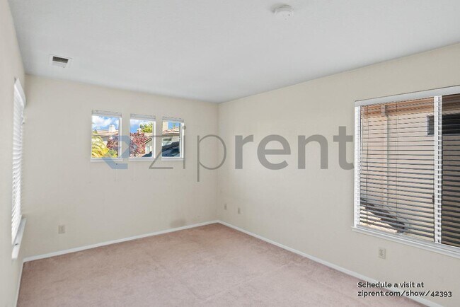 Building Photo - 914 Vista Pointe Dr