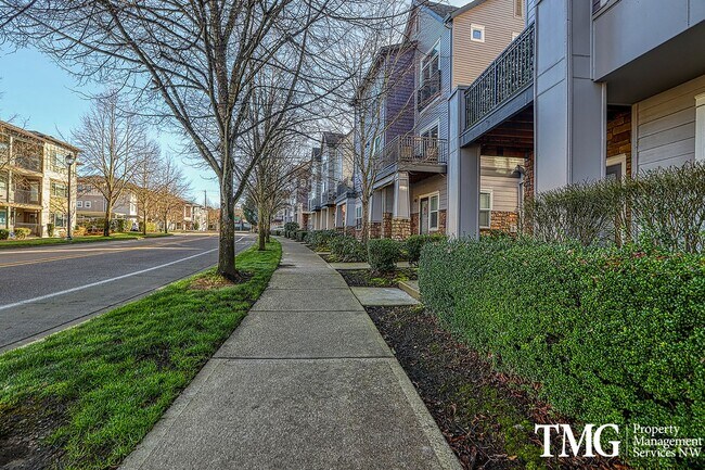 Building Photo - Beautiful Ground-Level 1 Bedroom + Bonus Room Condo 769 Sq Ft | Water/Sewer/Garbage Included