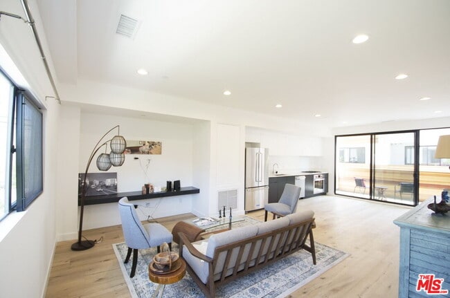 Primary Photo - 860 S Wilton Pl