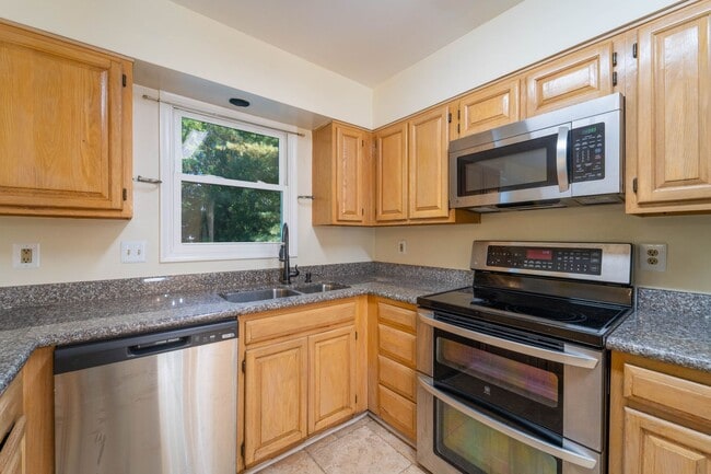 Building Photo - 1553 Templeton Pl