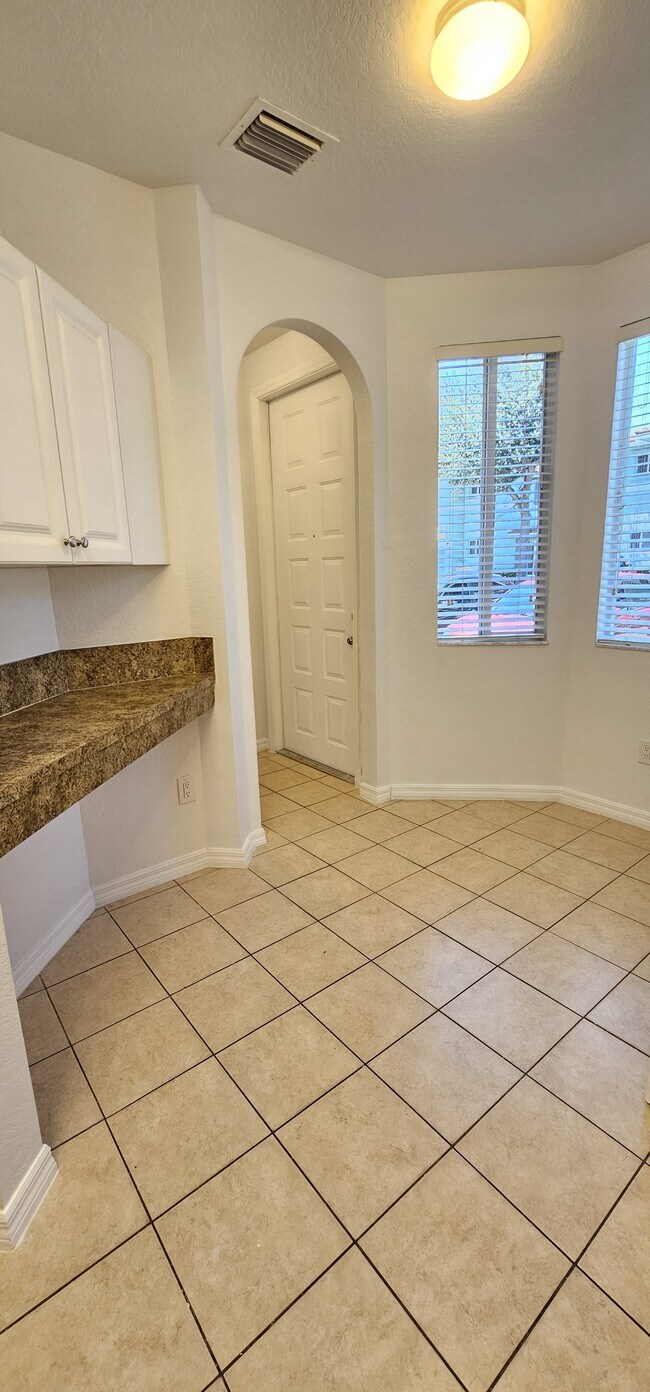 Building Photo - 1935 Gardenia Ct