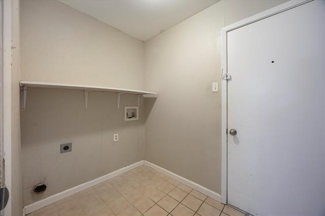 Building Photo - 2413 Village Green Dr