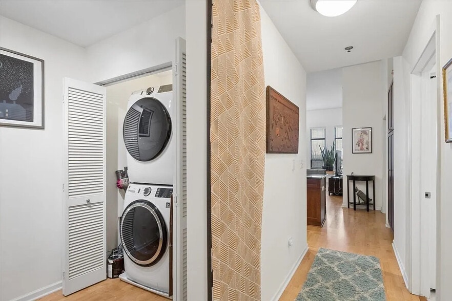 Laundry / Entry - 1255 S State St