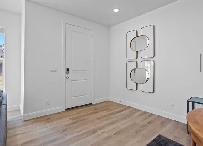 Building Photo - 3 Bedroom Desert Color Townhome!!