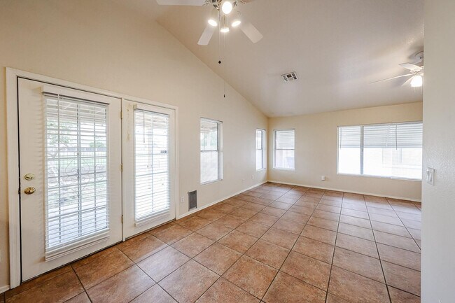 Building Photo - 10935 W Ruth Ave