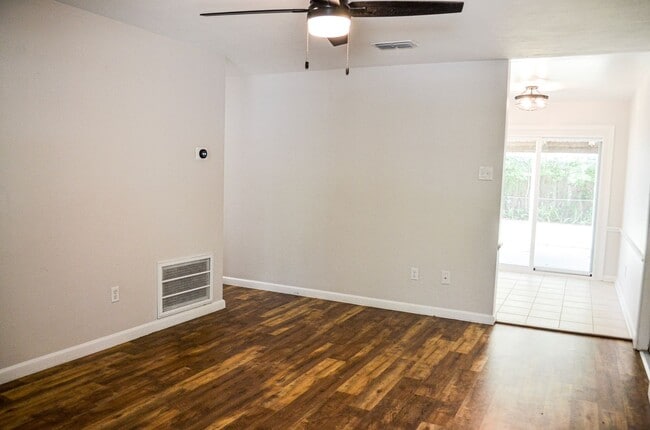Building Photo - Hazel Heights 3 bedroom 2 bath concrete bl...