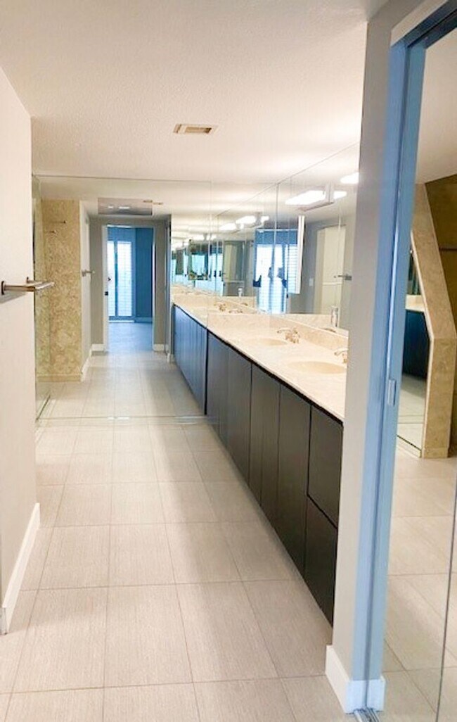 Building Photo - GREAT 3 Bedroom 2.5 Bath in Paradise Valley!