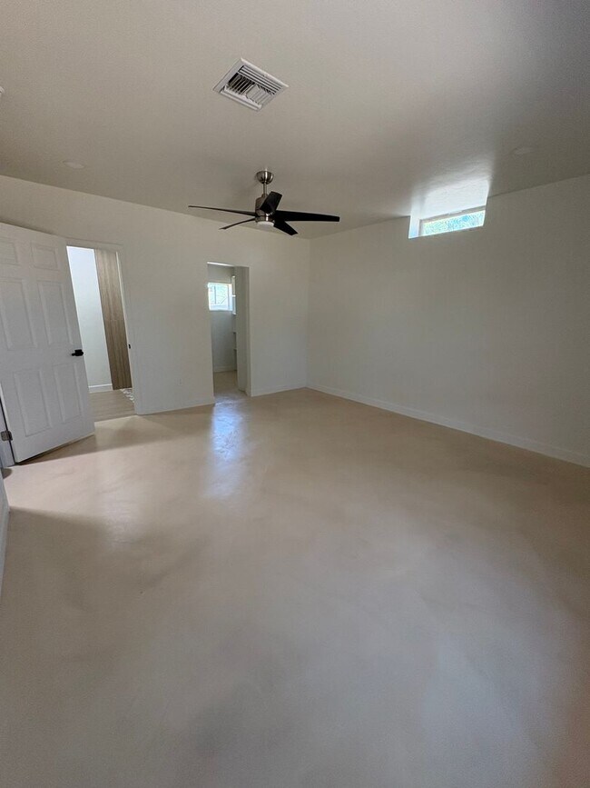Building Photo - 3 Bedroom 2 Bath by Reid Park !