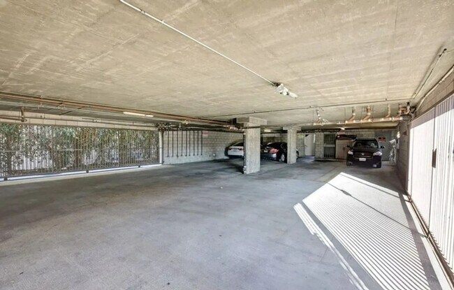 Building Photo - Spacious 2-Bedroom Condo Near Topanga West...