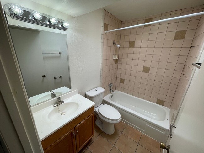 Building Photo - Two Bedroom With A/C, Fenced Yard and Wash...