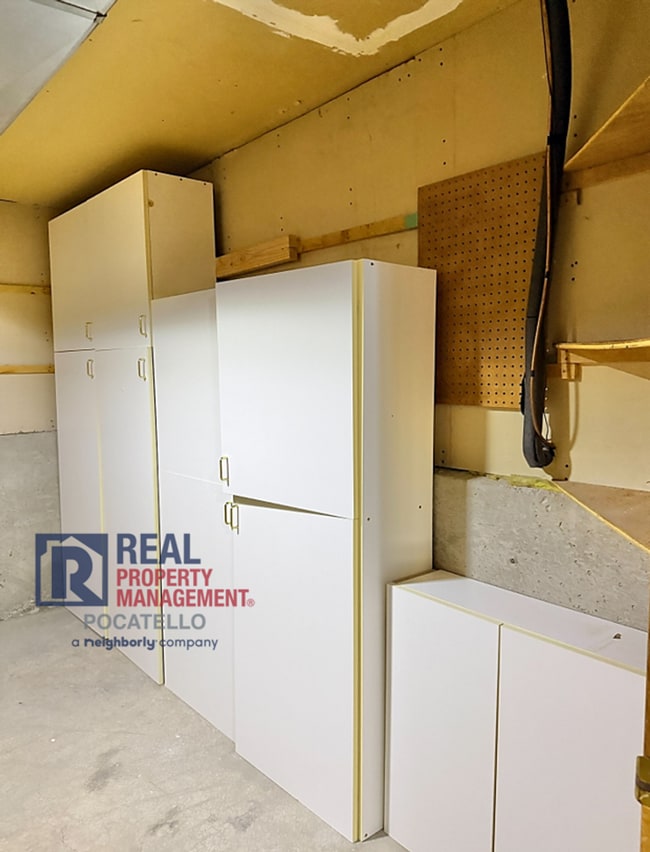 Building Photo - 4 bed 3 bath house - 2 car garage - RV parking