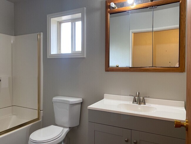 Building Photo - 2 Bedroom 2 Bath Townhome w/ large 2 car garage - Freshly remodeled - Available Now