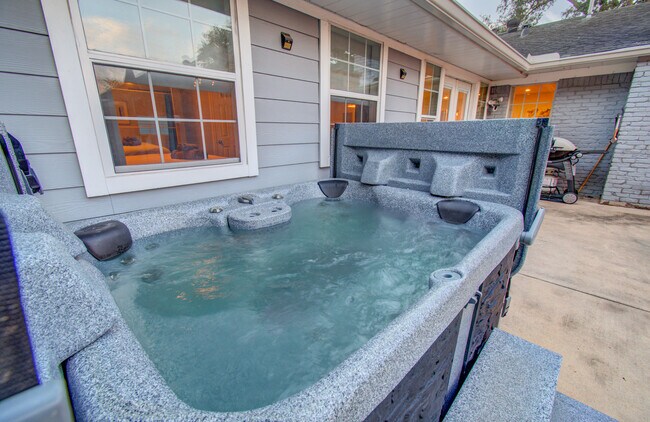 Building Photo - 11102 Hillcroft St