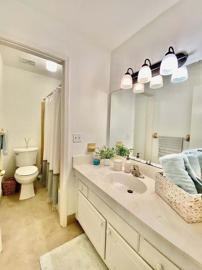 Building Photo - Beautiful Mount Pleasant Townhome