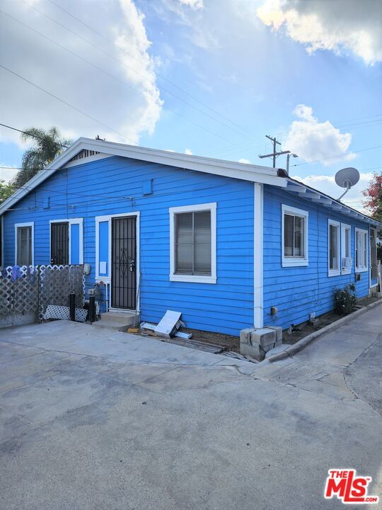 Building Photo - 6685 De Longpre Ave