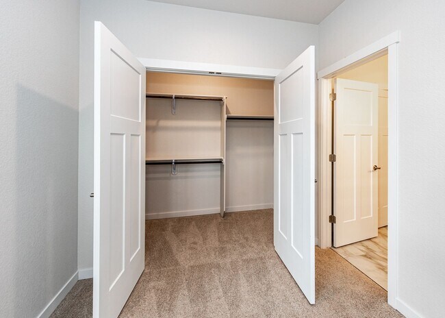 Building Photo - 3 Bedroom End Unit Luxury Townhome in Moun...