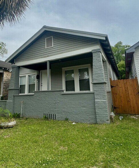 Front Profile with alternate fenced entrance - 1003 W 46th St