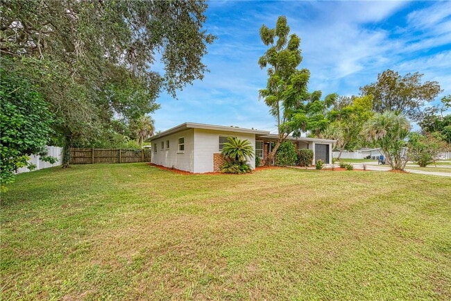 Building Photo - MOVE IN TO THIS SARASOTA HOME NOW WITH ZER...