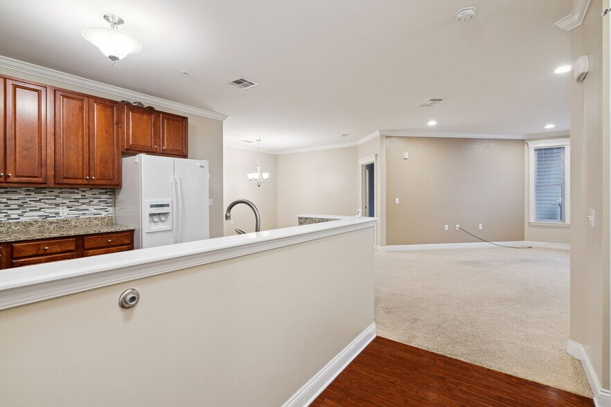 Building Photo - 300 W Elm St