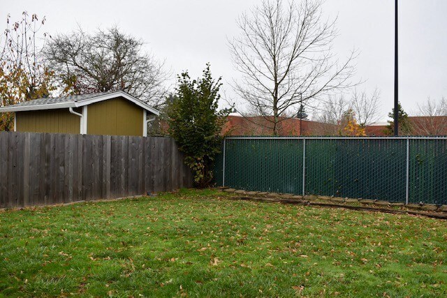 Building Photo - Great 3BD Ranch in Orchards- Gorgeous Laminate Floors Throughout!