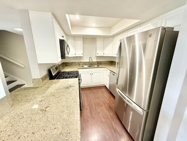 Building Photo - Beautiful 3 bed/3 bath In Costa Mesa