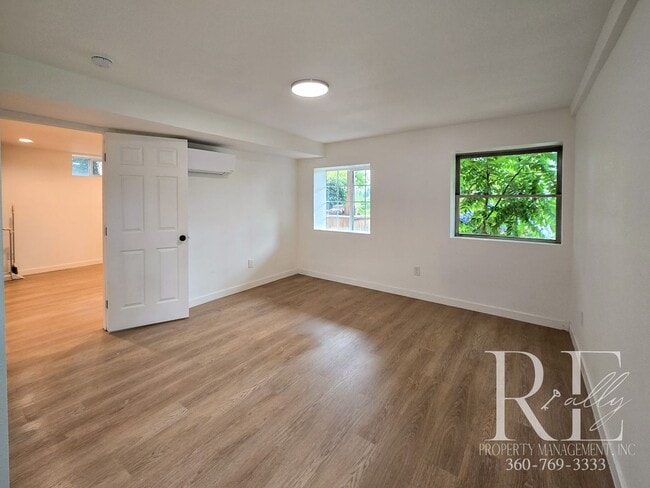 Building Photo - Cozy 1-Bed Duplex with Open Concept Living, Mini-Split Comfort & Apple Tree – Bremerton