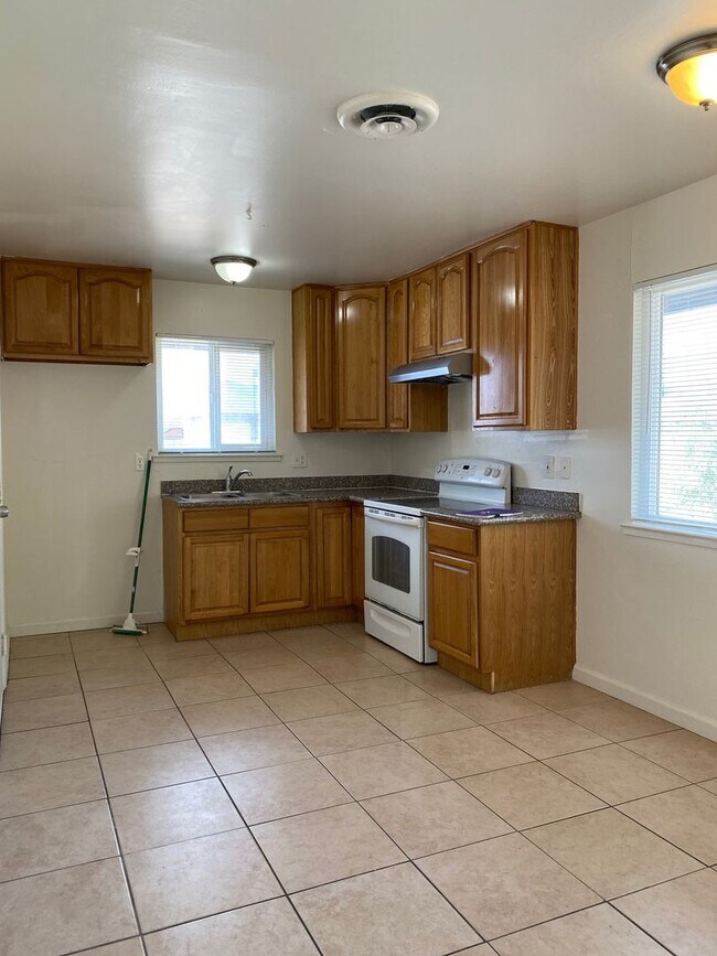 Building Photo - Duplex - 2 Bedrooms, 1 Bath.