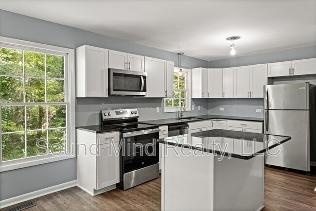 Building Photo - 305 Golf Course Dr