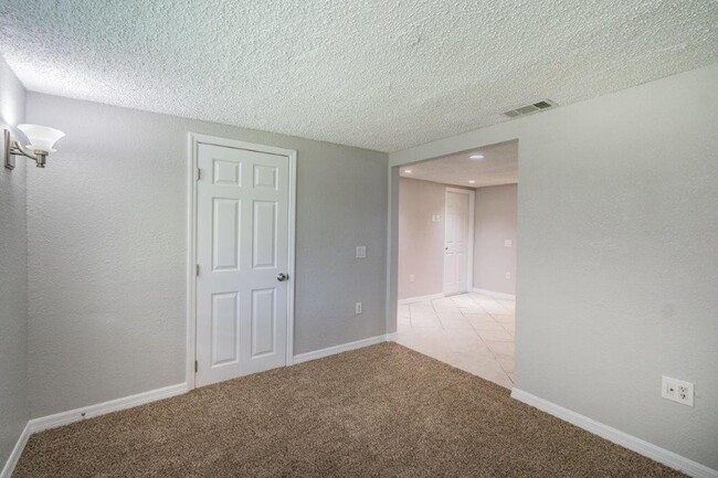 Building Photo - Completely updated 3/1/1 1026 Sq. Ft. with...