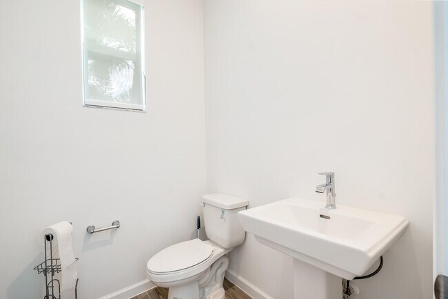 Building Photo - 10638 Hensley St
