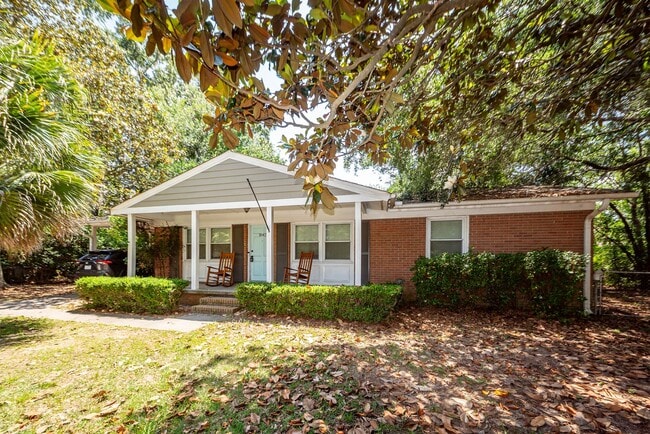 Building Photo - 3 Bedroom 2 Bath Home in West Ashley Plant...