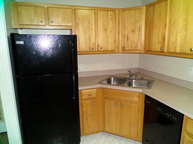 Building Photo - 244 Meadowview Dr