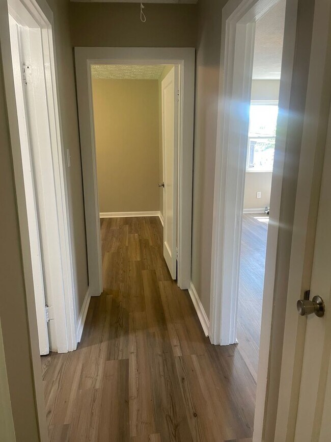 Building Photo - Knoxville 37920 - Very nice updated 2 bedroom home in South Knoxville for rent. - Contact Lisa Vi...