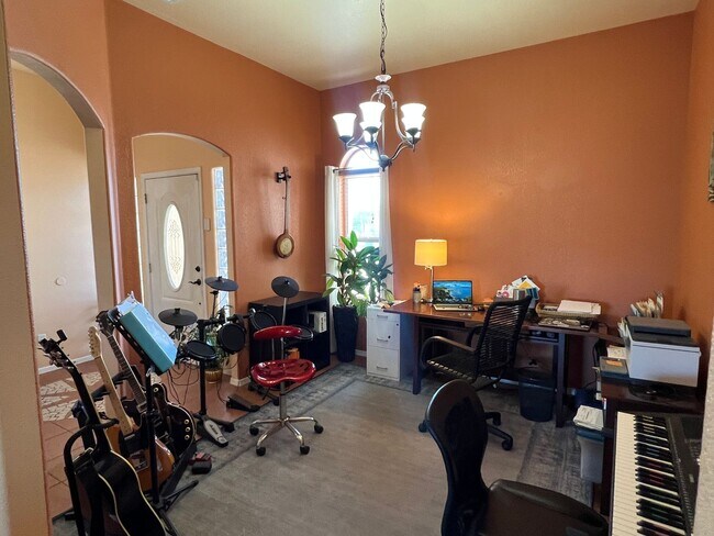 Building Photo - Exceptional Rental in Great Locale