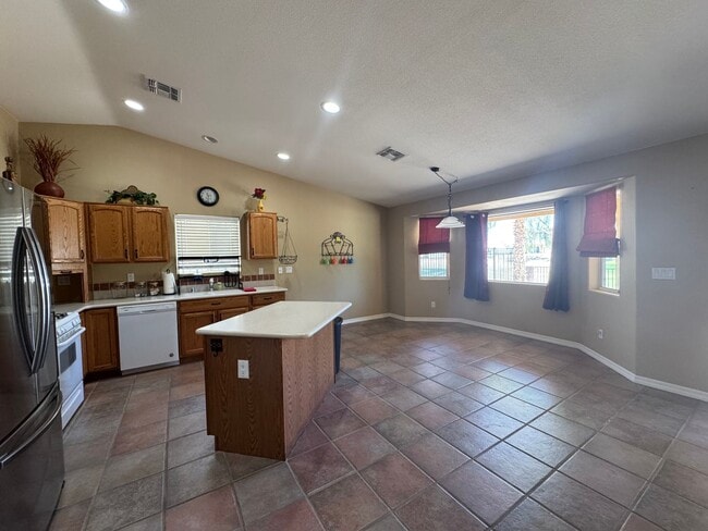 Building Photo - Great spacious home on Huukan Golf Course