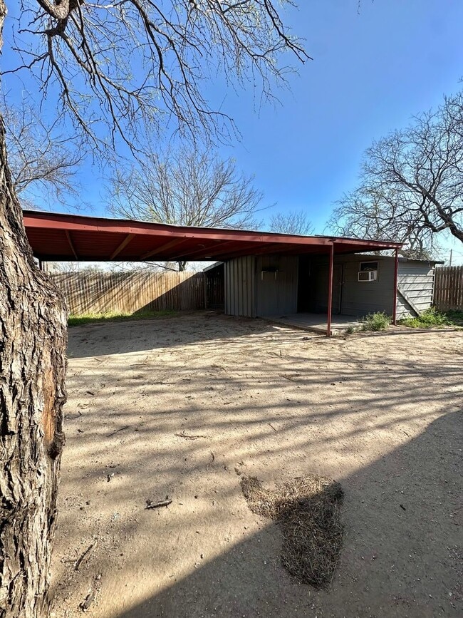 Building Photo - COMING MAY 2026 - Cozy 3 Bedroom Home Near Fort Concho!