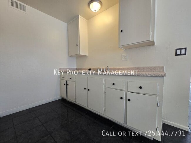 Building Photo - 2 Bedroom 1 Bath Condo Near Cheyenne and R...