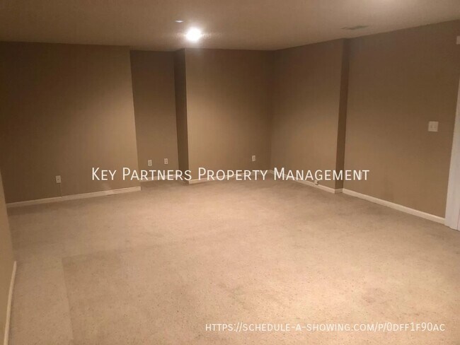 Building Photo - 9232 Boehm - Spacious Townhome!