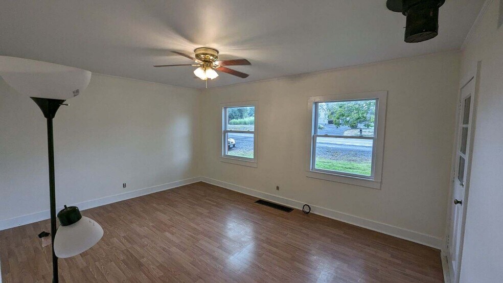 Building Photo - 1616 E Shore Dr
