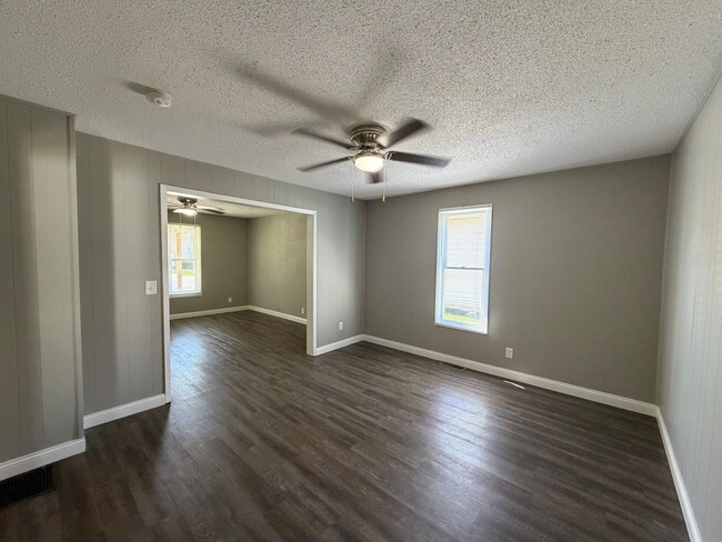 Building Photo - Charming Remodeled 2-Bedroom Home