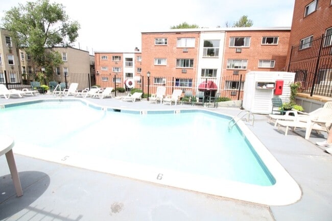 Building Photo - 2 BED WITH PARKING AND LAUNDRY IN UNIT ON THE ALLSTON/BRIGHTON/BROOKLINE LINE