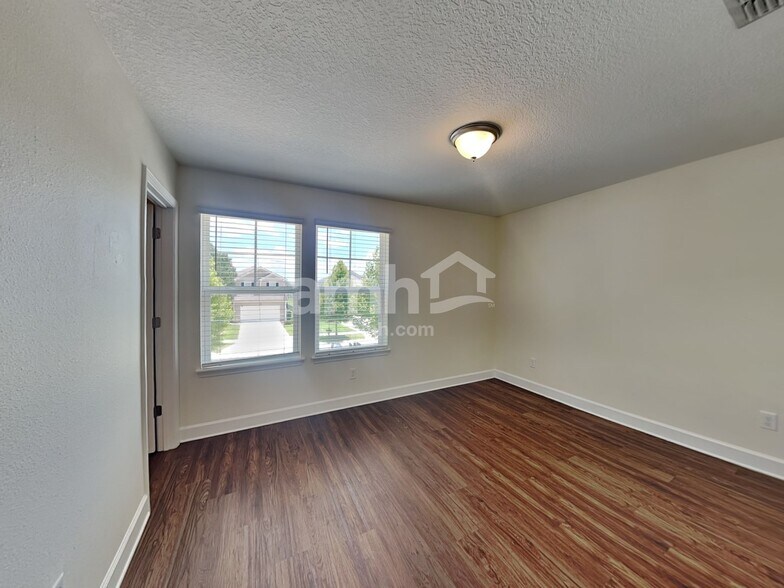 Building Photo - 3371 Roundabout Dr