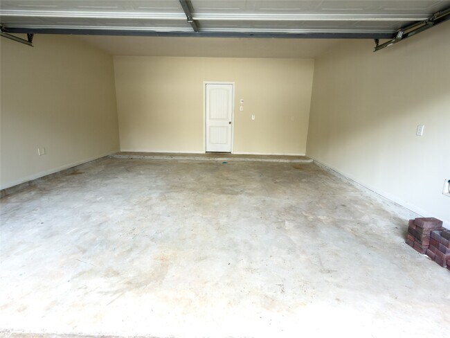 Building Photo - 17035 Amarose Dr