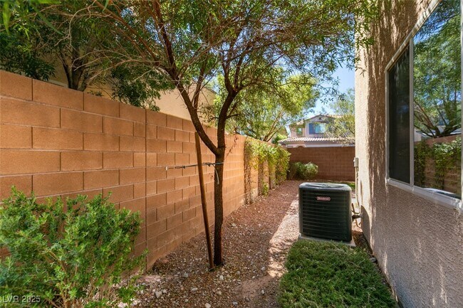 Building Photo - 10315 Elmwood Glen Ave