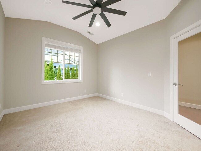 Building Photo - 4 Bed and 2.5 Bath Beautiful Single-family...