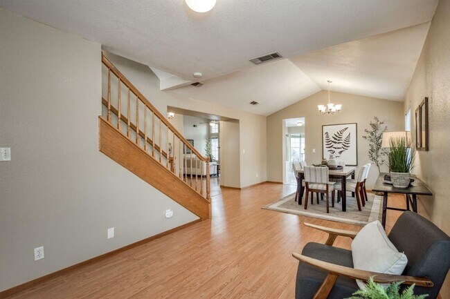 Building Photo - Spacious 5 Bedroom Clovis Home