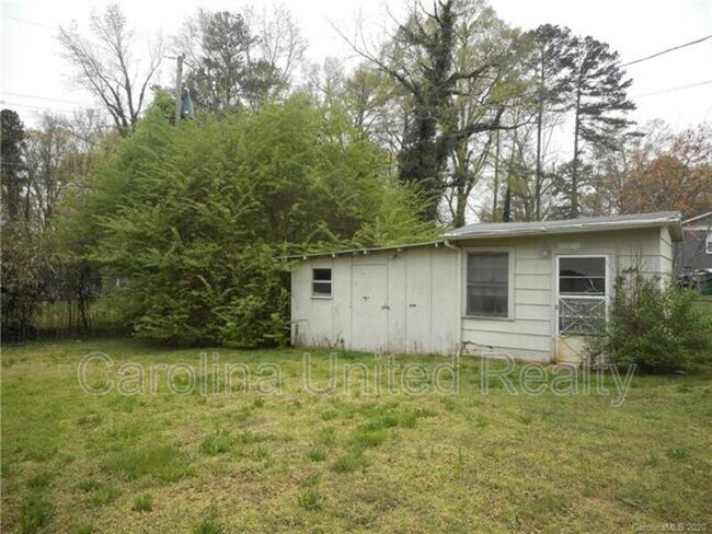 Building Photo - 5500 Larchmont Ave
