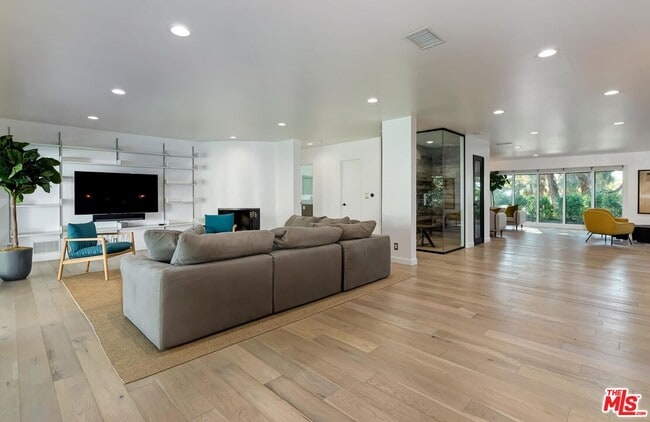 Building Photo - 2400 Glendower Ave