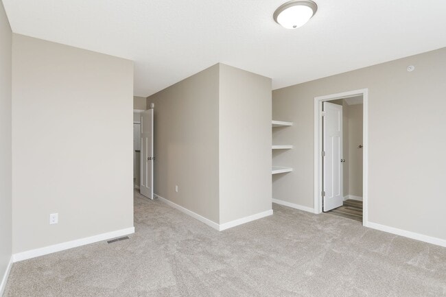 Building Photo - 3bd 3ba 2 car gar END UNIT avail now