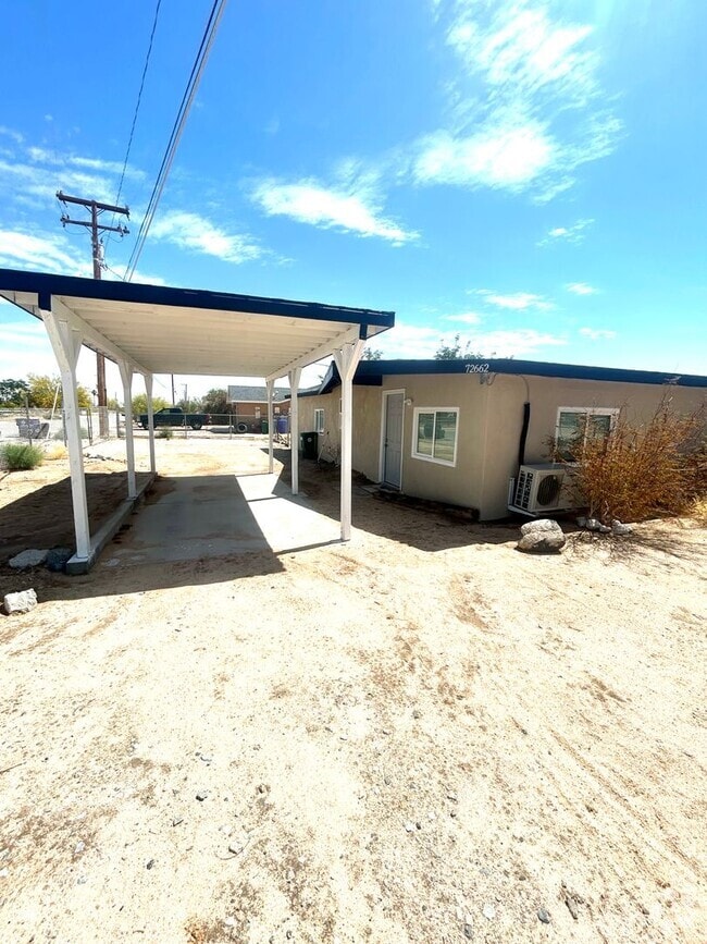 Building Photo - Charming 3 bedroom 1 Bathroom Apartment